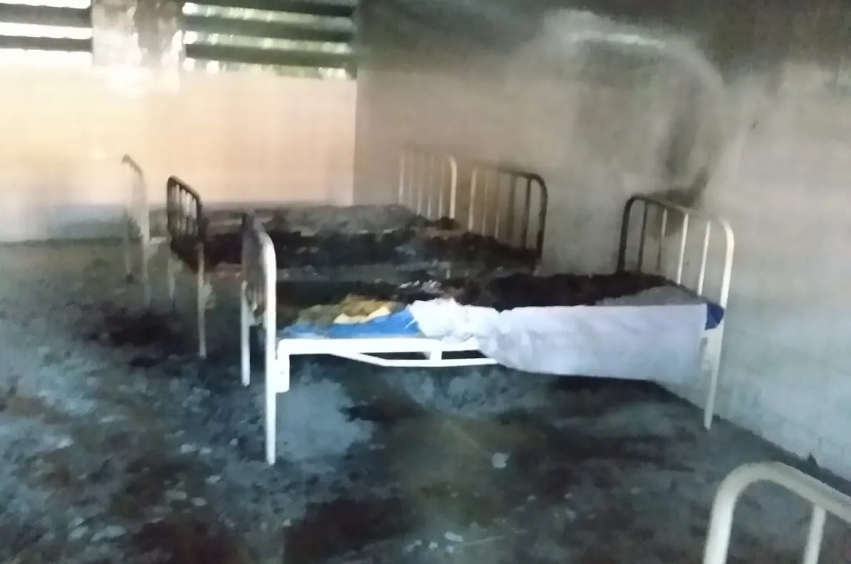 Camas foram destruídas pelo fogo.