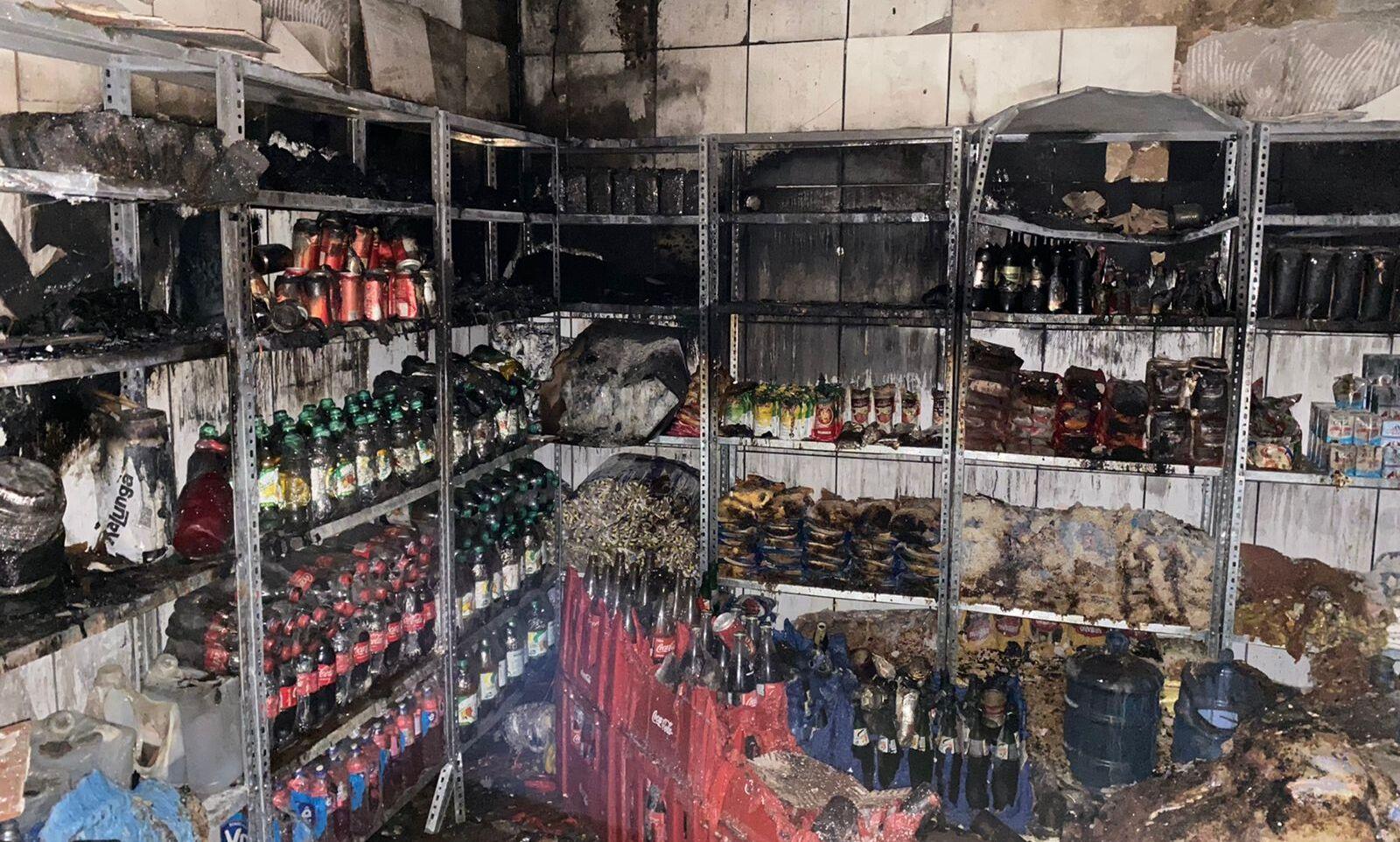 Fogo queimou produtos que estavam em estoque