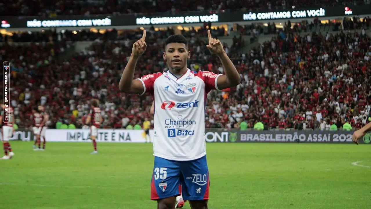 Hércules comemora gol apontando para o céu