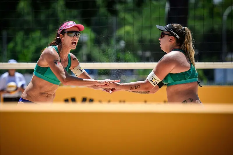 Imagem mostra jogadoras de vôlei de praia
