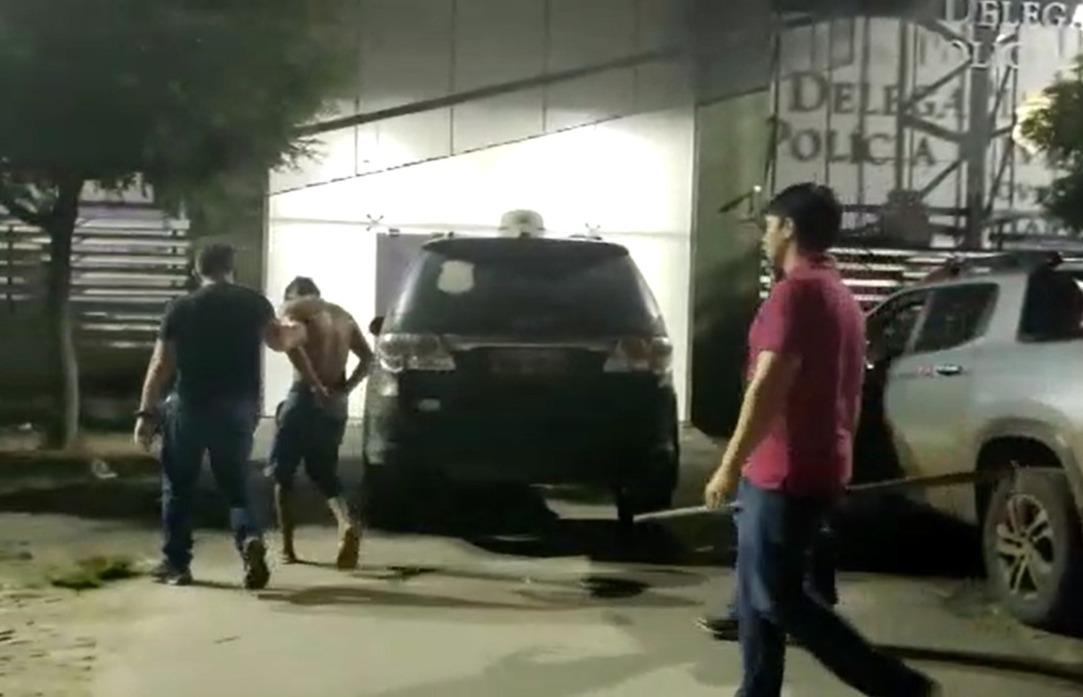 O suspeito acabou preso em flagrante, dentro de casa, poucos minutos depois do crime
