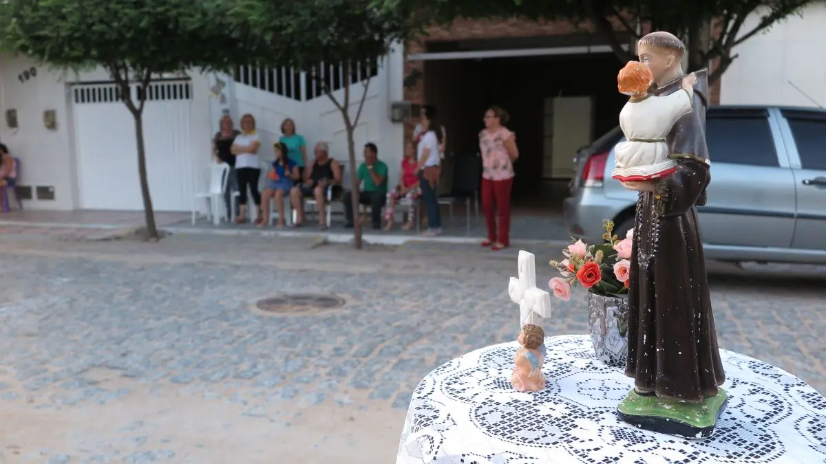 imagem de santo antônio em procissão