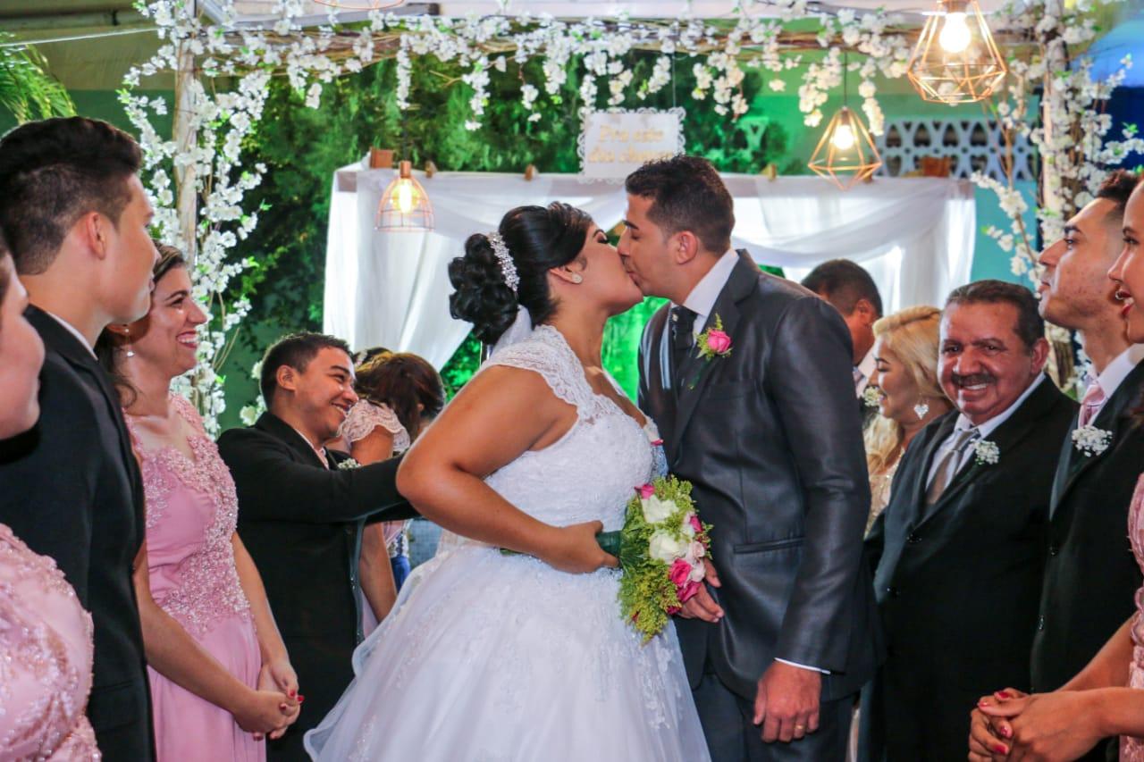 Como é o namoro de quem decidiu esperar para dar o primeiro beijo só após o casamento - Verso foto