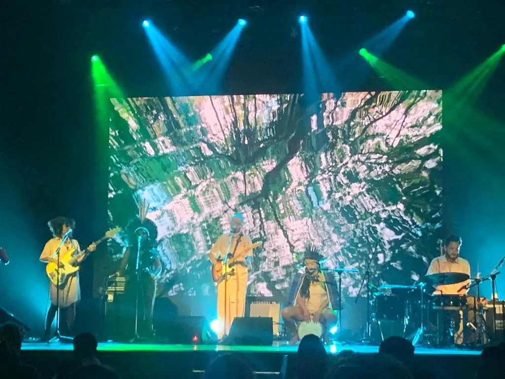 Maria Gadú canta durante lançamento de O Som do Rio, em São Paulo