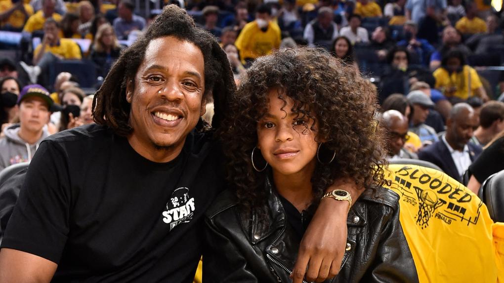 Blue Ivy e Jay-Z em jogo da NBA