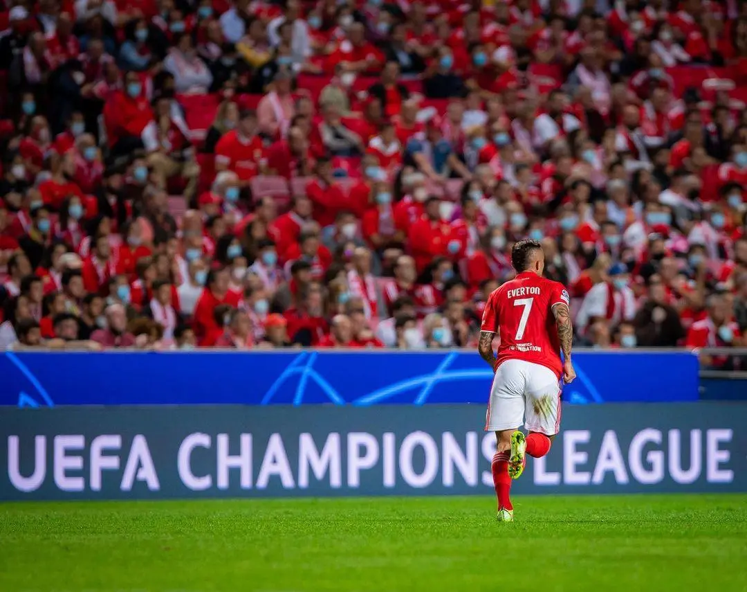 Imagem mostra jogador de futebol no campo