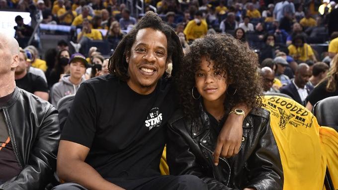 Jay-Z e Blue Ivy em jogo da NBA