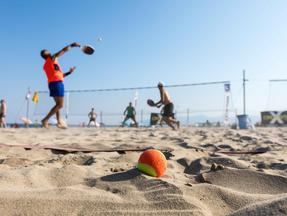 Homens jogando Beach Tennis na areia de uma praia