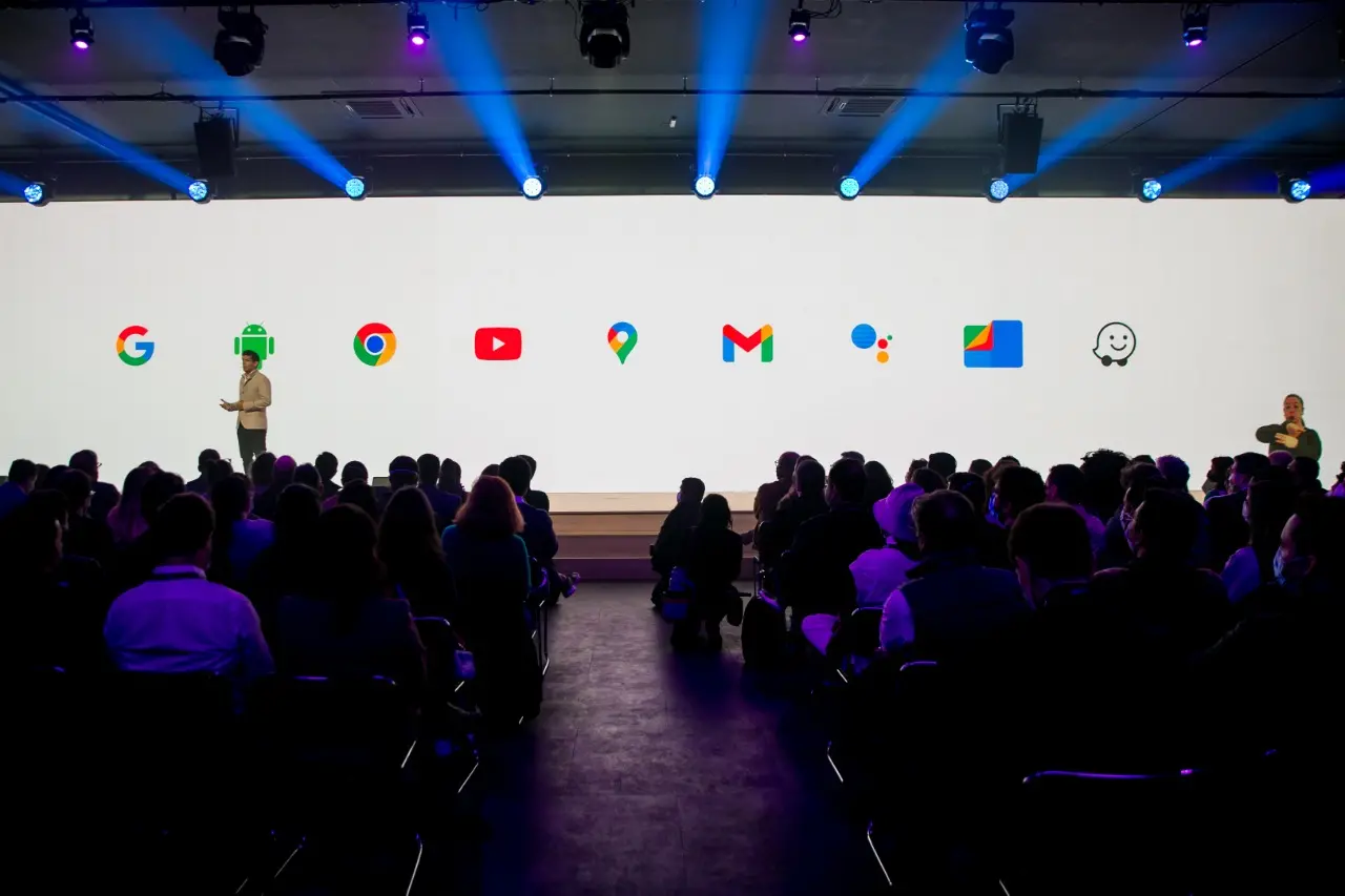 Conforme Geruza Sbroglio, a Pague Menos foi a primeira empresa do segmento a incluir no Waze (aplicativo de navegação GPS) sinalização das lojas onde há oferta de teste para detectar a Covid.