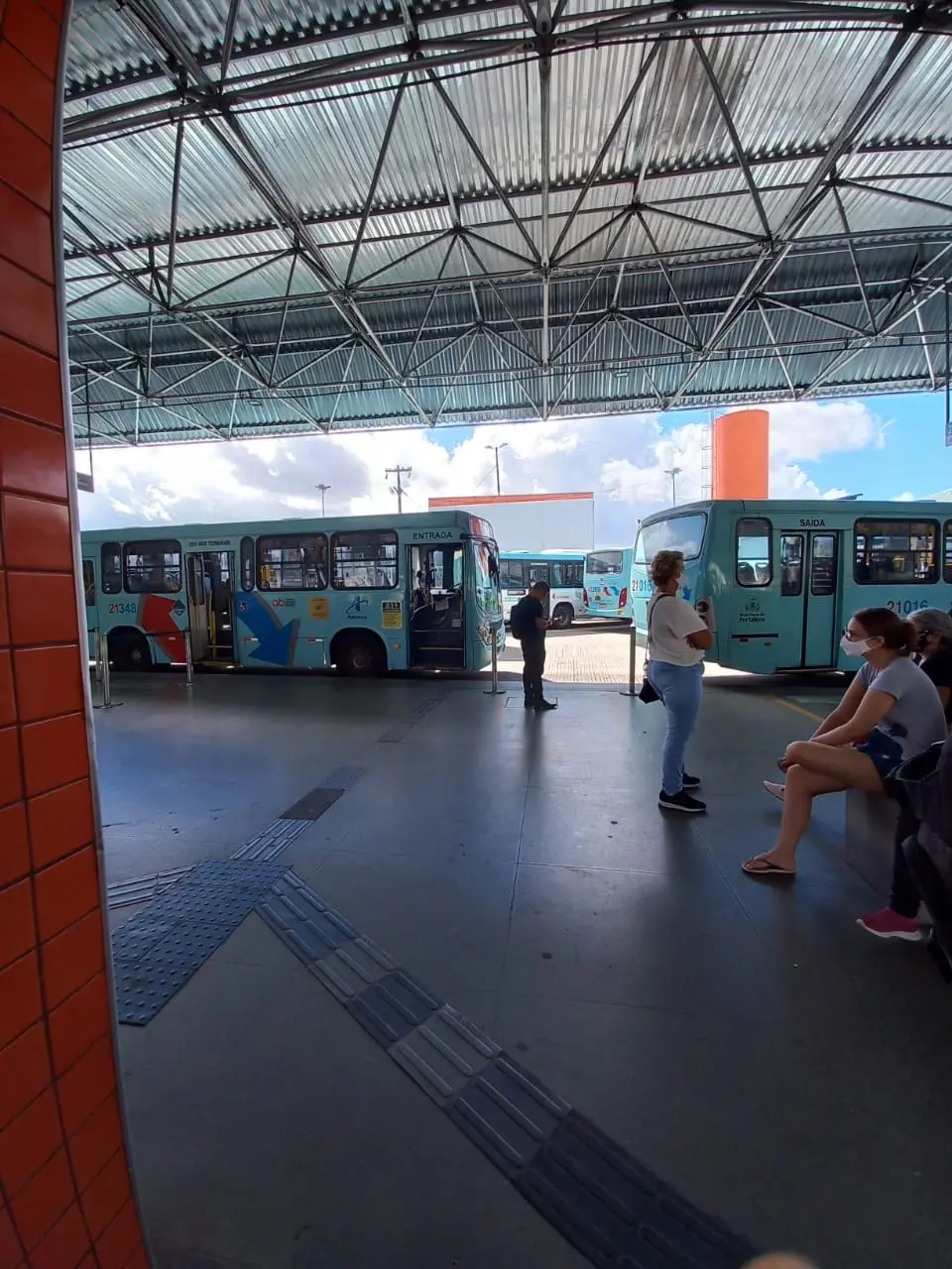 Ônibus parados no terminal do Antônio Bezerra