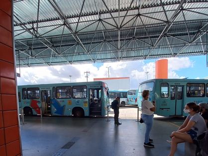 Ônibus parados no terminal do Antônio Bezerra