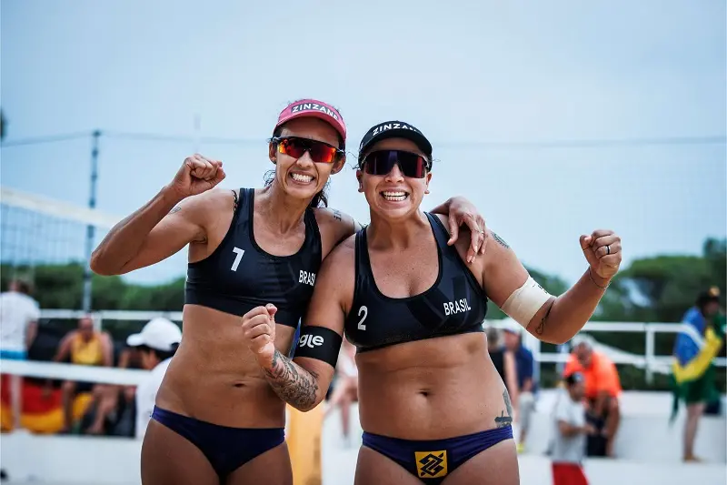 Imagem mostra duas jogadoras de vôlei
