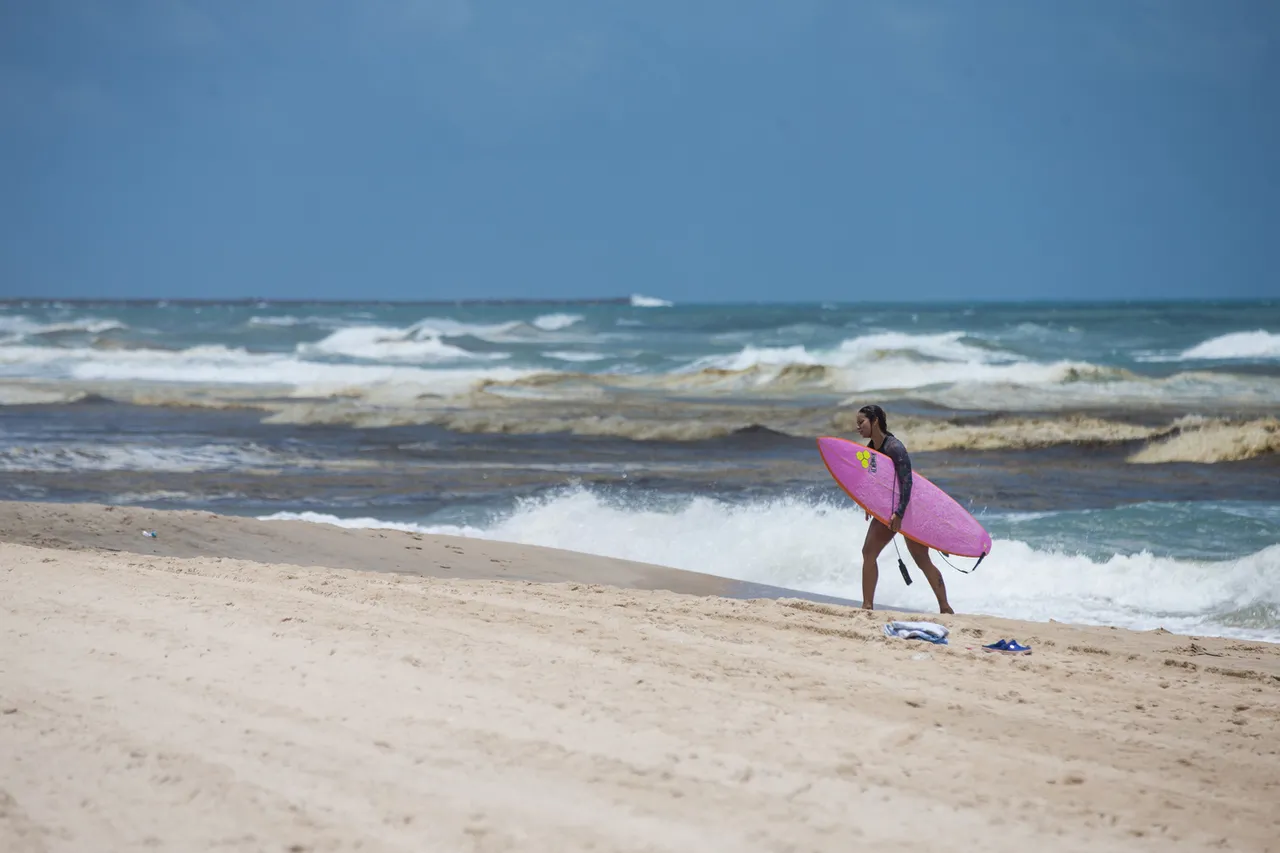 Na Praia do Futuro, é possível surfar em um ponto que forma uma pororoca