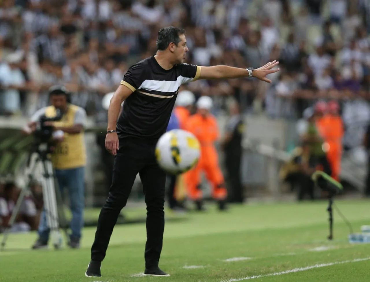 Em sua estreia, o técnico Marquinhos Santos manteve a espinha dorsal do Vozão e a equipe foi organizada e competitiva contra o Galo