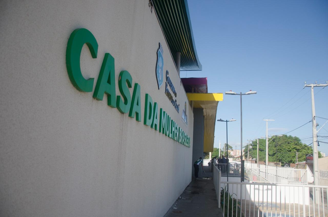 Fachada da casa da mulher