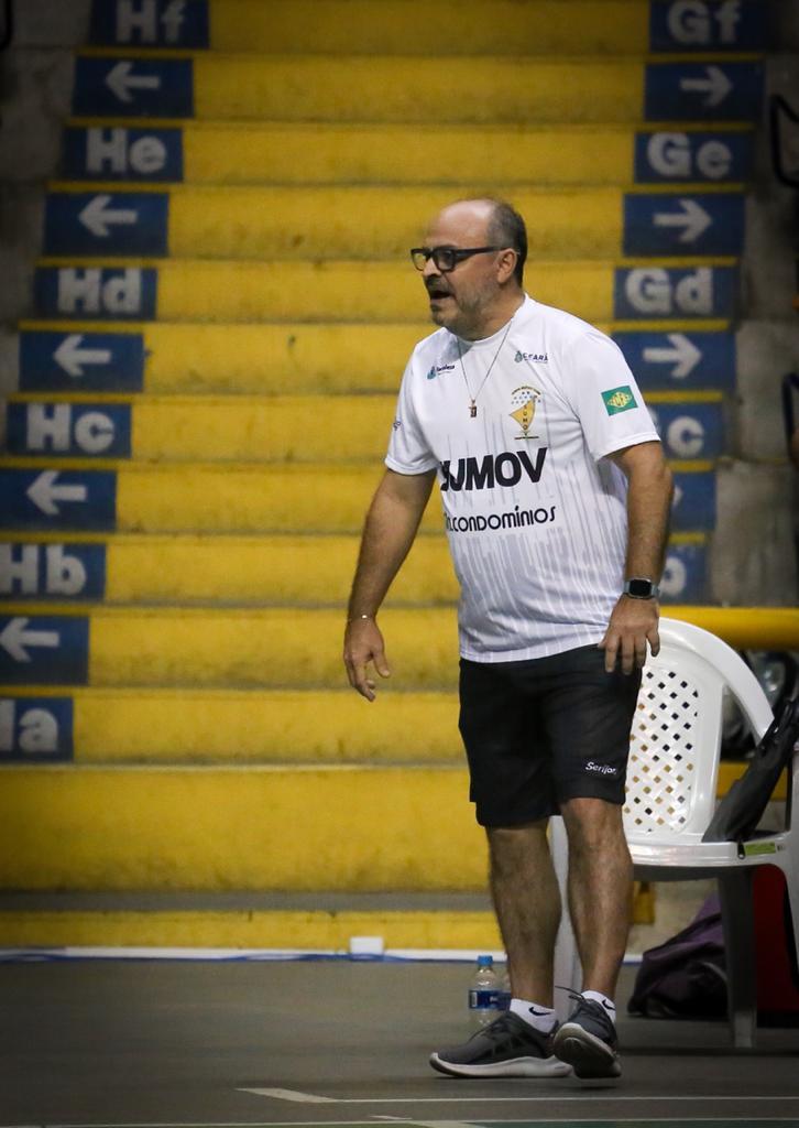 Homem em quadra de futsal