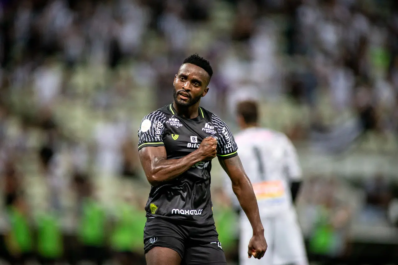 Mendoza em partida com camisa do Ceará