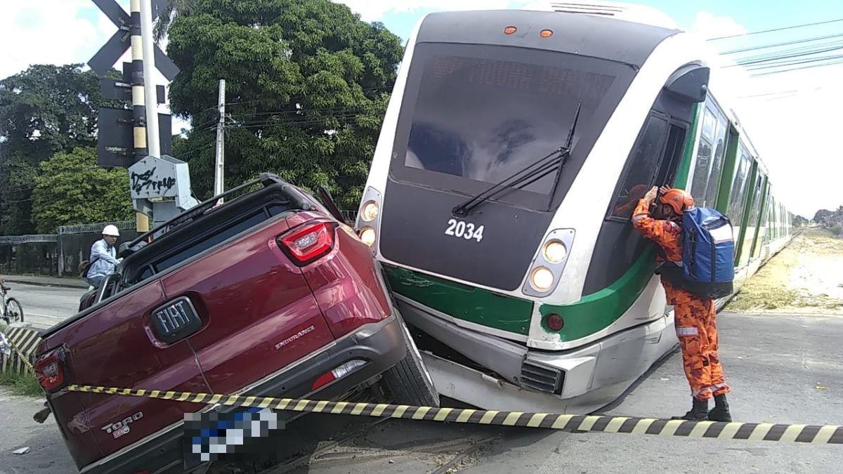 carro e vlt colidiram em fortaleza