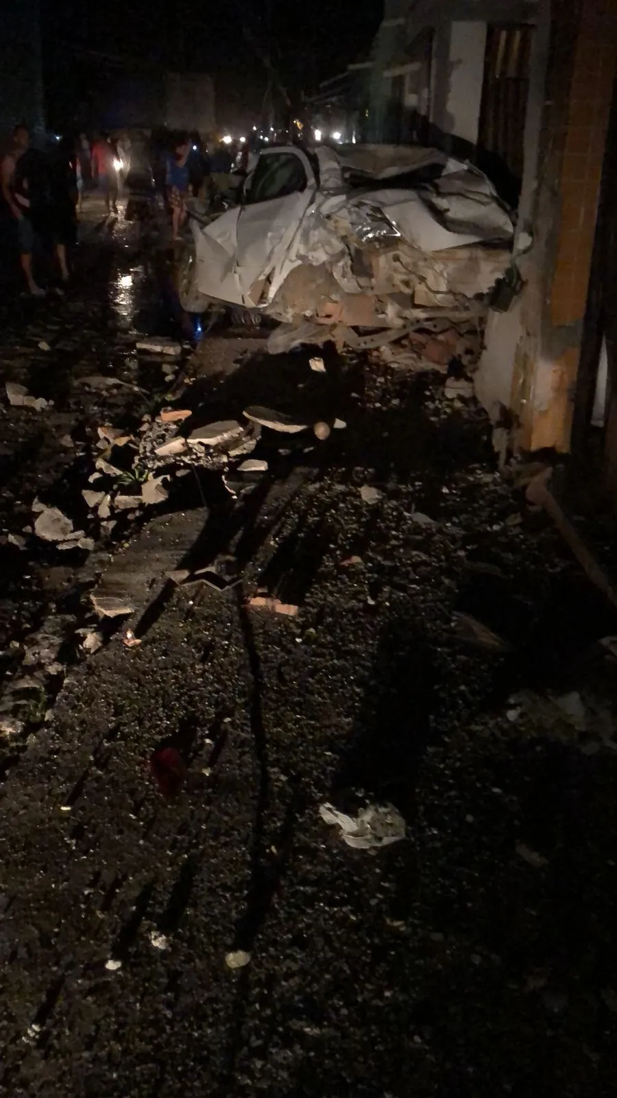 Carro ficou destruído após ser atingido pelo caminhão
