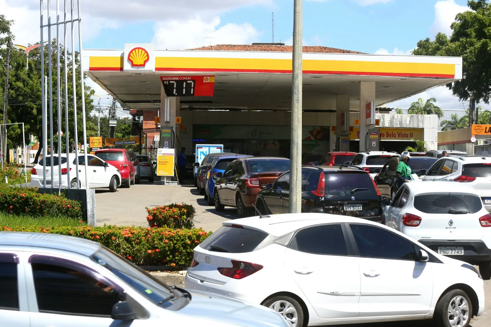 Preocupados, consumidores passaram a sexta em busca de combustível mais barato para abastecer o carro