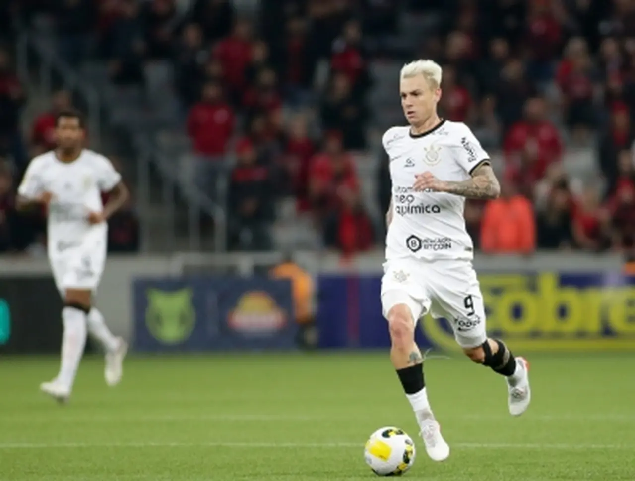 Atacante Roger Guedes com domínio da bola