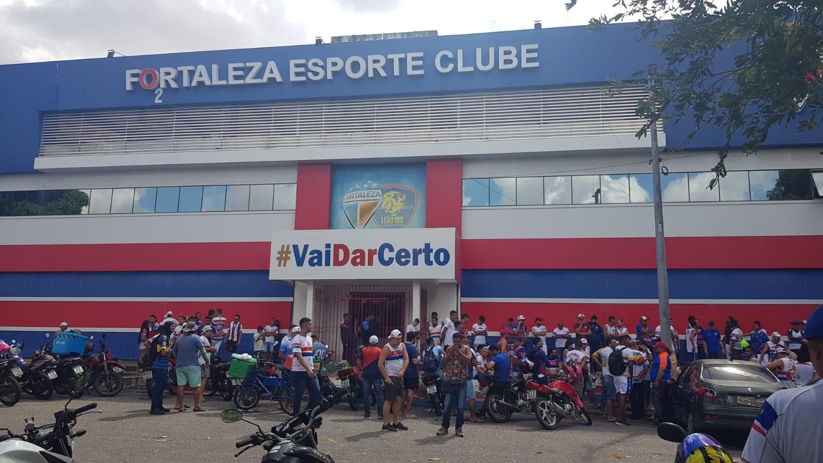 Torcida do Fortaleza em frente à sede do clube, no Pici