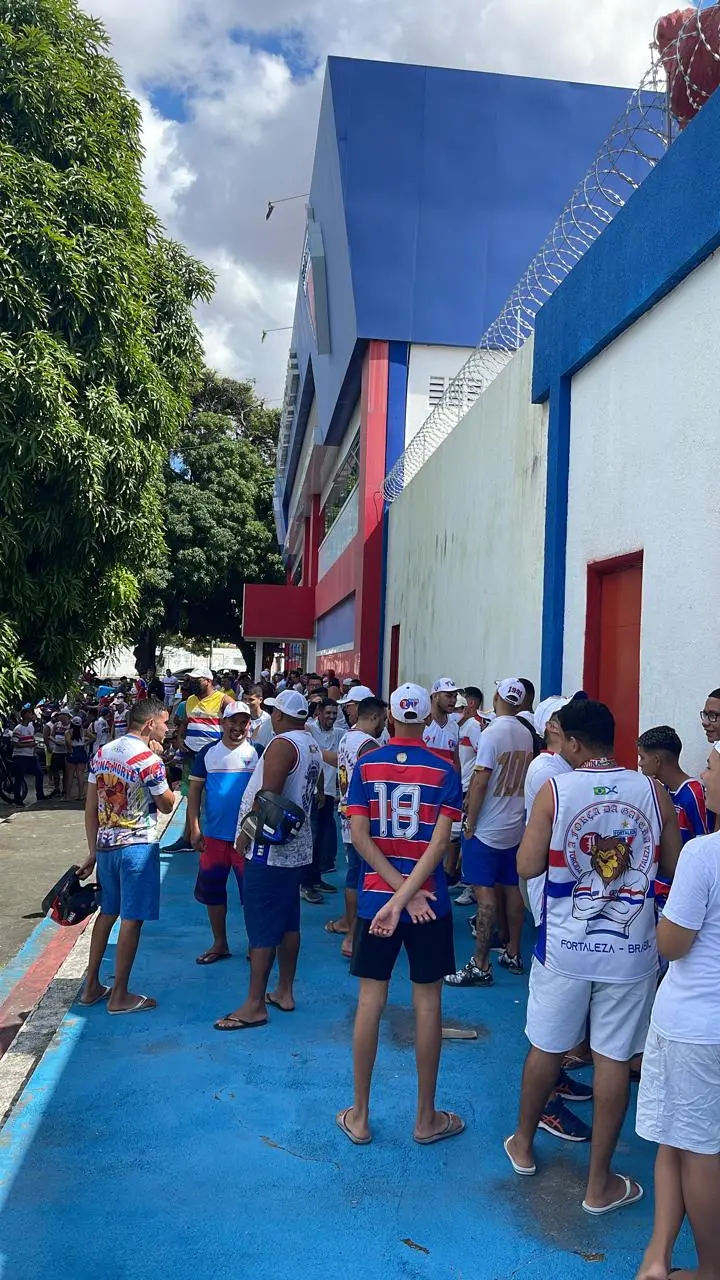 Torcedores do Fortaleza concentrados em frente à sede do clube