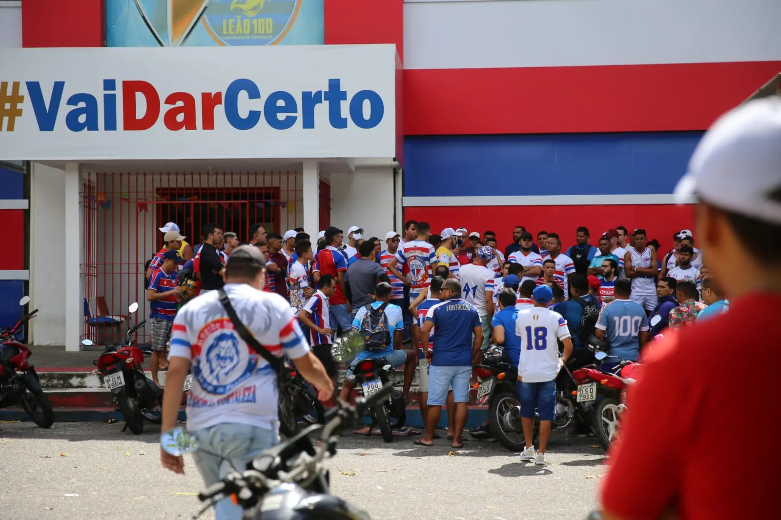 Torcedores do Fortaleza em frente ao Pici