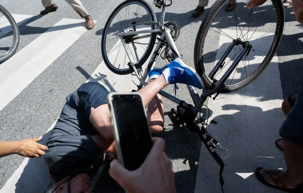Biden caiu no momento que parava a bicicleta para falar com apoiadores