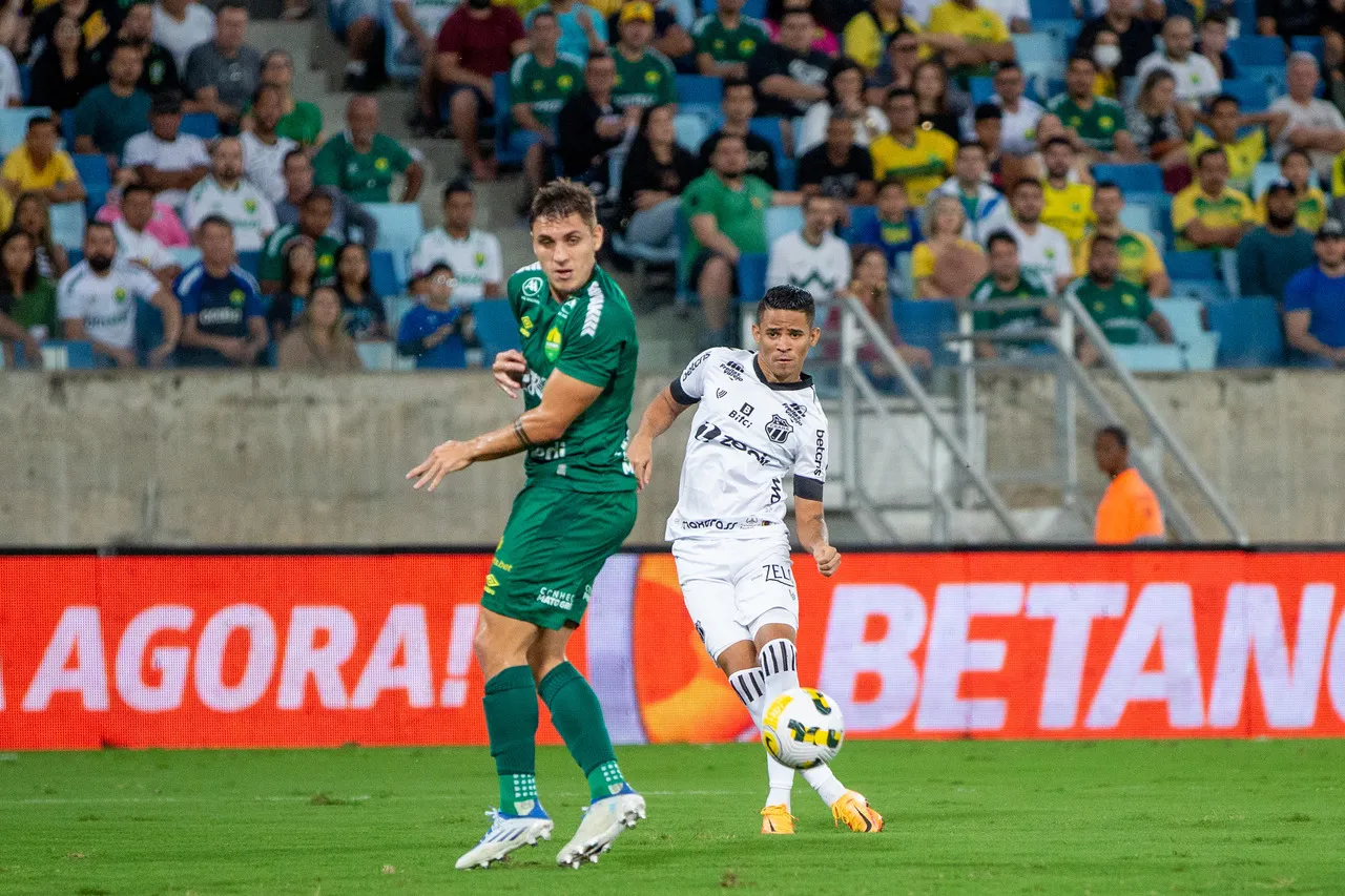 Erick substituiu Mendoza, lesionado, no jogo diante do Cuiabá pela Série A