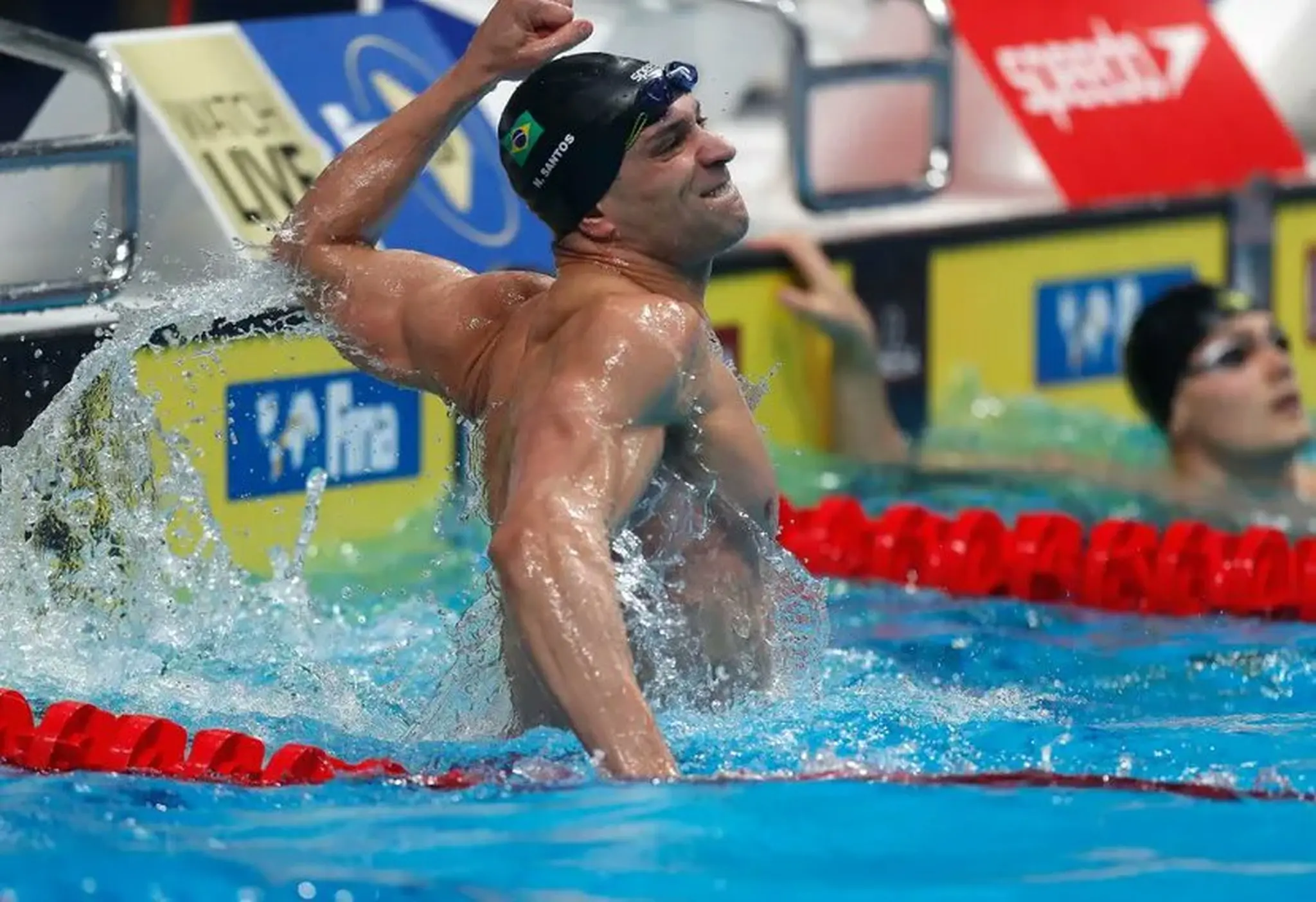 Nicholas Santos comemora resultado na piscina