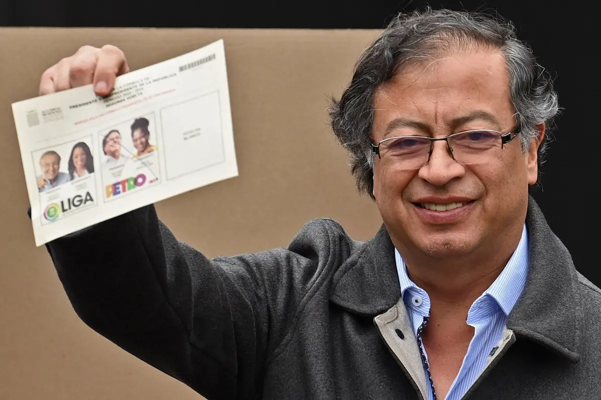 senador e ex-guerrilheiro Gustavo Petro