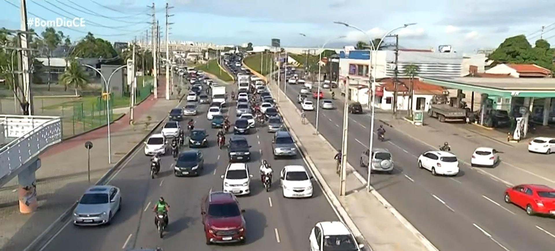 Motorista devem buscar alternativas de vias em outros bairros para fugir do trânsito da Avenida Raul Barbosa