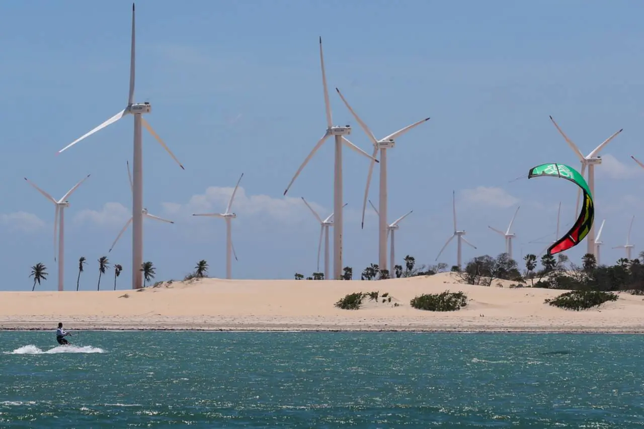 Paisagem com turbinas eólicas ao fundo