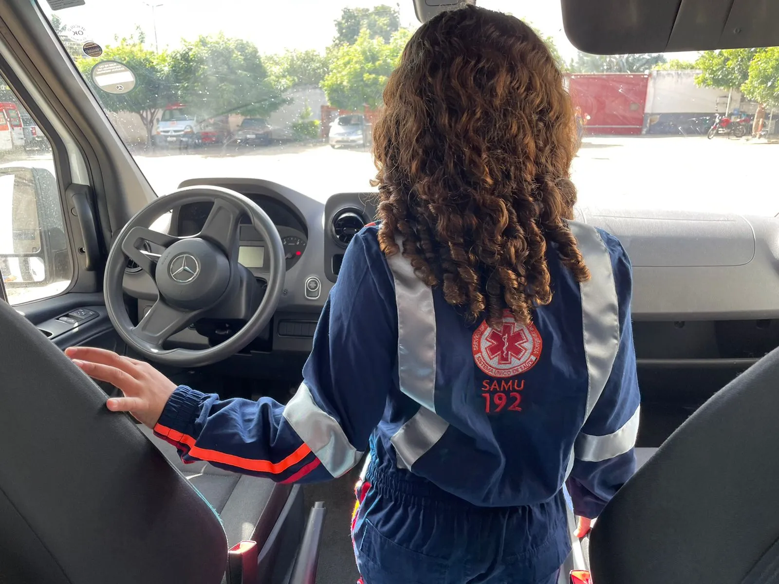 Durante a visita nesta segunda-feira (20), Clara viu de perto uma das ambulâncias