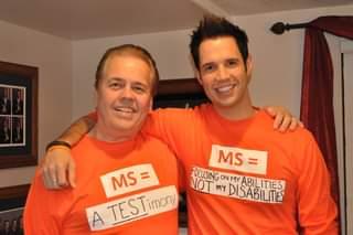 Pai e filho, Alan e David Osmond. Os dois estão com uma camiseta em alusão à conscientização sobre a esclerose múltipla.