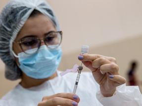 enfermeira preparando aplicação de vacina contra a Covid-19