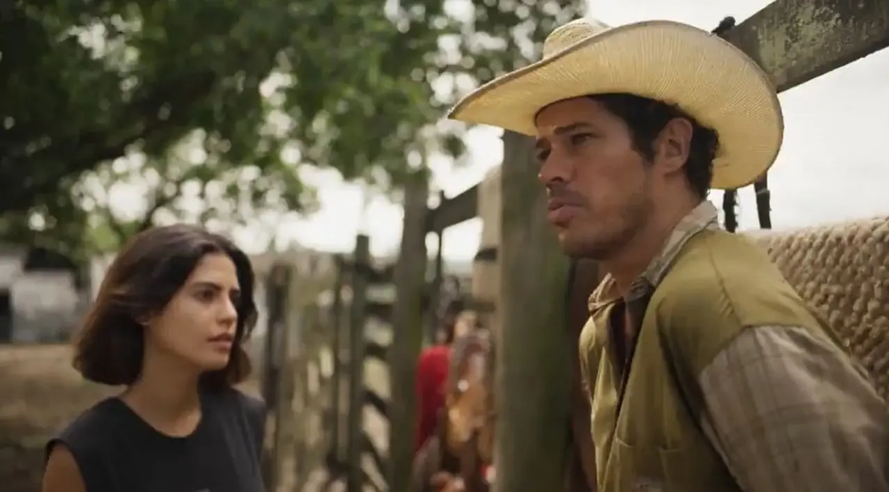 Tadeu e Guta conversando em cena na novela Pantanal
