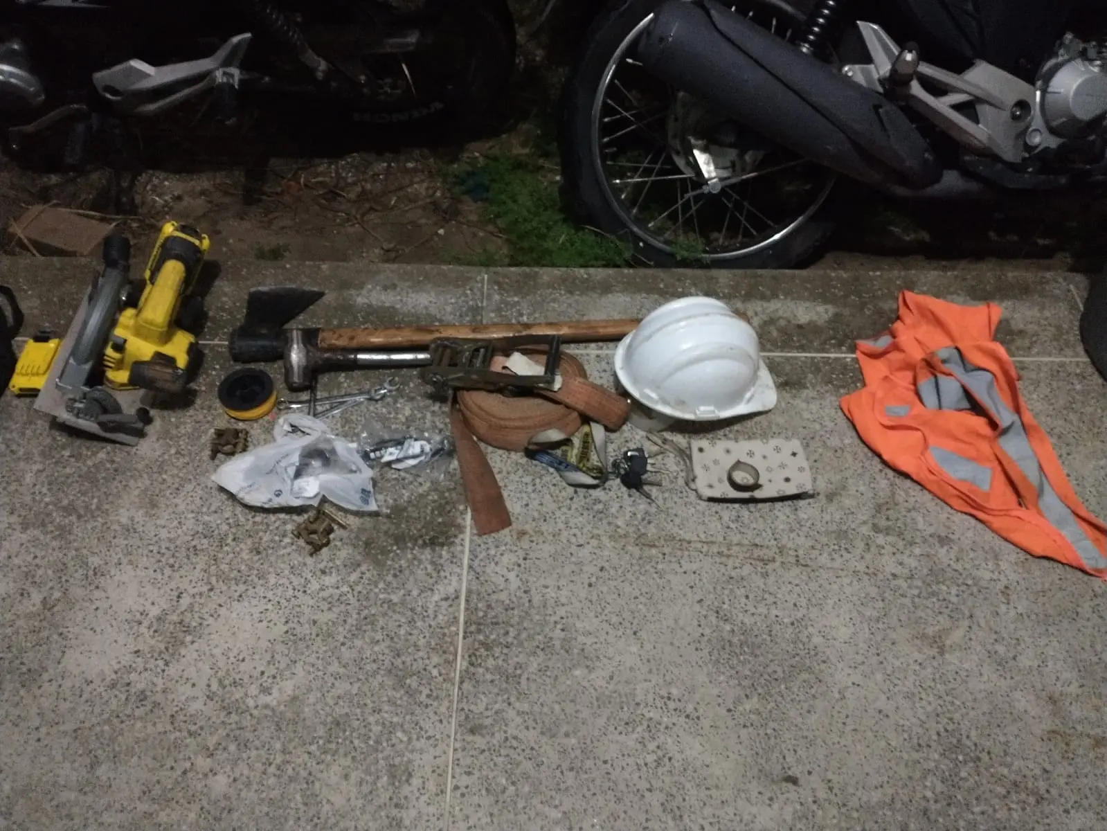 Equipamentos apreendidos com homens presos