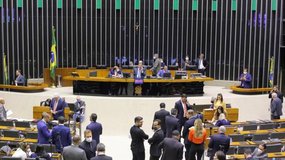 Plenário da Câmara dos Deputados durante votação de propostas.