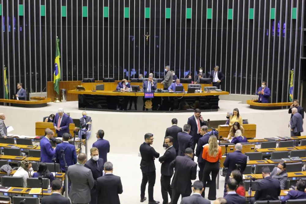 Plenário da Câmara dos Deputados durante votação de propostas.