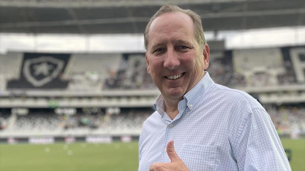 John Textor posa para foto no estádio do Botafogo