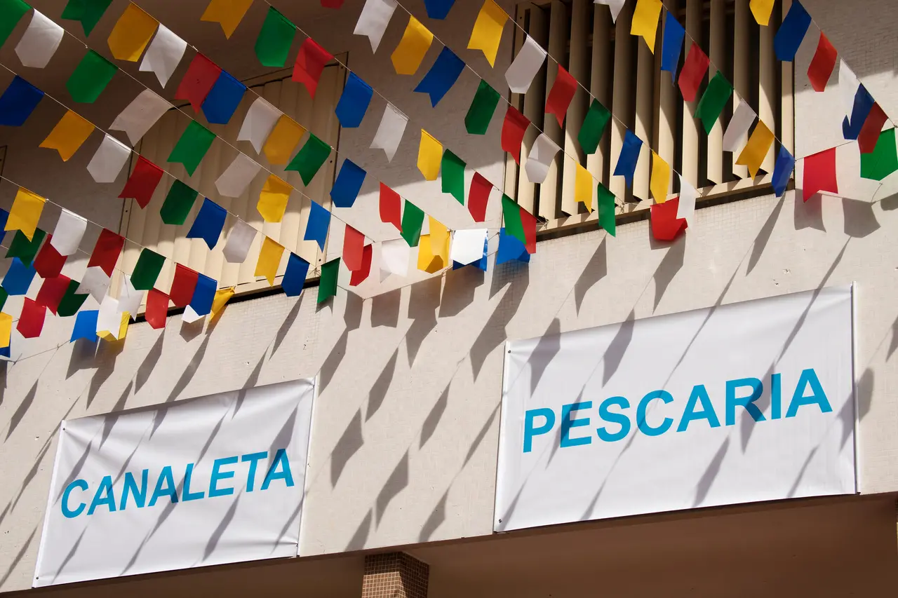 Bandeirinhas de São João e brincadeiras de festa junina