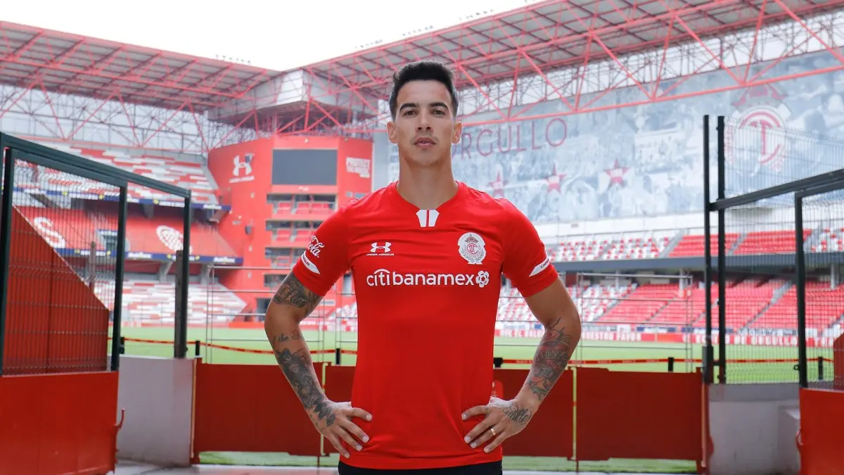 Diego Rigonato posa para foto com a camisa do Toluca, do México