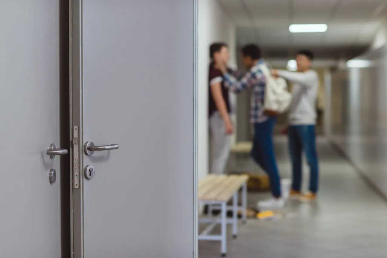 A prática pode se apresentar de três formas: verbal, física ou mesmo com a segregação e/ou exclusão