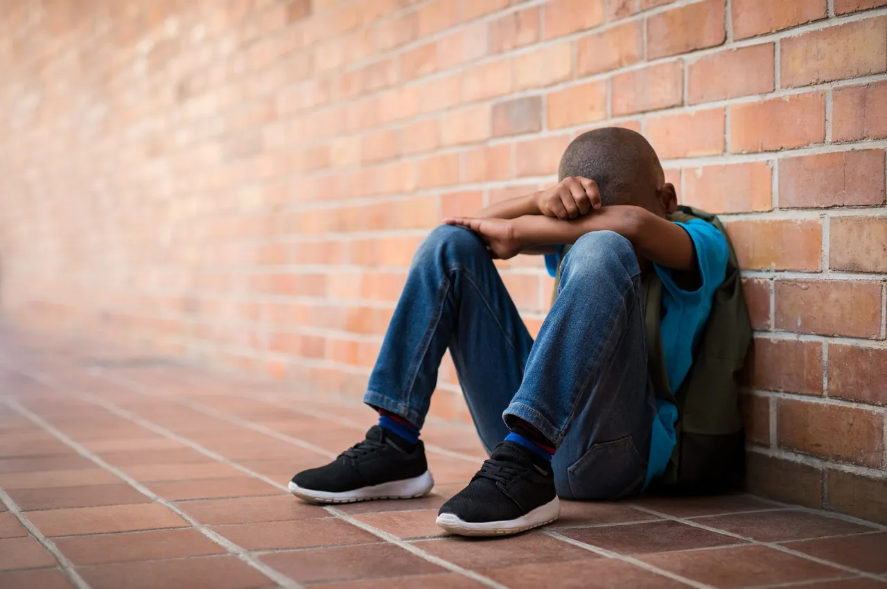 Existem algumas mudanças comportamentais que podem indicar se um indivíduo está sendo vítima de bullying, um desses sinais é o isolamento