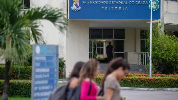 Alunos transitam em frente a reitoria da Uece