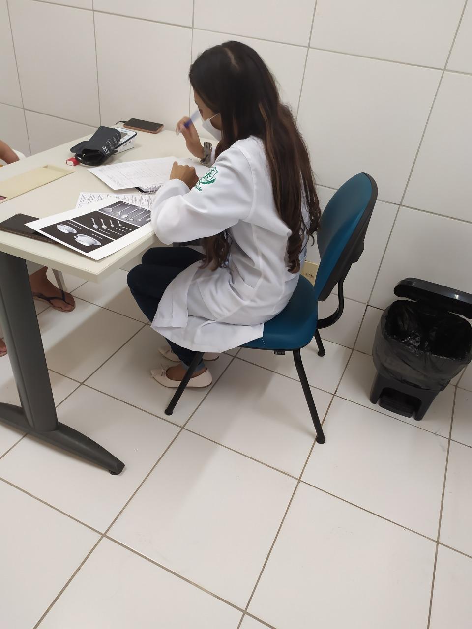 Mulher sendo atendida no Programa Pesquisa para o SUS (PPSUS) em posto de saúde de Fortaleza