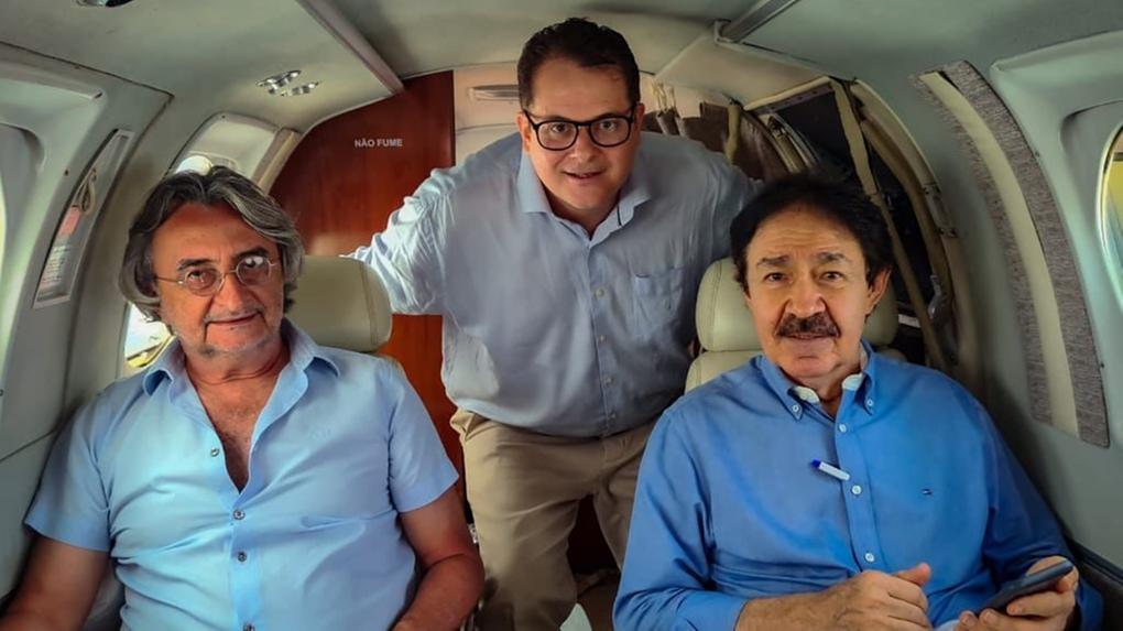 Acilon e Raimundo Gomes de Matos em avião