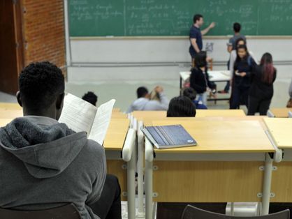 Universitários assistem aula em universidade